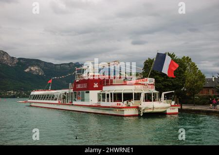 LAC D'ANNECY, FRANCE - 24 AOÛT 2015 : le bateau de croisière est ancré au quai du lac d'Annecy au coucher du soleil. Le lac d'Annecy est l'une des stations françaises les plus populaires Banque D'Images