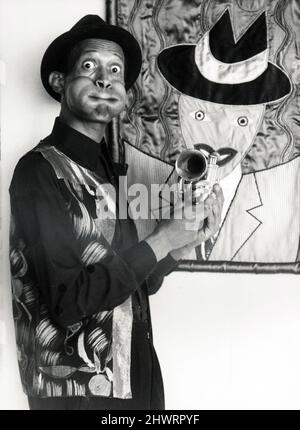 Portrait posé du regretté trompette, musicien de jazz et joueur de poche don Cherry en 1983 à Brooklyn, New York. Ses joues sont soufflées en imitant étourdi Gillespie. Je crois que l'œuvre était un portrait de Don par sa femme Moki. Banque D'Images