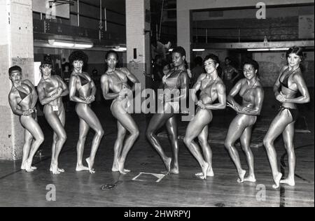 Participants au championnat féminin de la division Open Body du comté de Kings. À Brooklyn, New York, en 1982. Pouvez-vous deviner le gagnant ? Banque D'Images