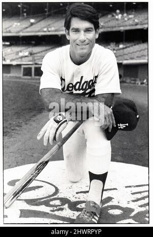 Portrait posé de Steve Garvey, premier joueur de Dodgers, avant un match Dodgers - Phillies au Dodger Stadium de Chavez Ravine, Los Angeles, Californie vers 1977. Banque D'Images