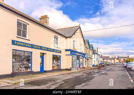 Magasins sur la place du village de Bradworthy à North Devon, Angleterre, Royaume-Uni Banque D'Images