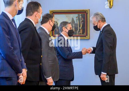 Vilnius, Lituanie. 07th mars 2022. Le secrétaire d'État des États-Unis, Antony Blinken (L), et le président lituanien Gitanas Nauseda (R) se saluent mutuellement à Vilnius, en Lituanie, le lundi 7 mars 2022. Nauseda et Blinken ont discuté de l'invasion militaire de la Russie en Ukraine, de l'assistance à l'Ukraine, de la situation sécuritaire en Europe et du renforcement des capacités de défense de l'OTAN dans les États baltes, y compris de la présence militaire américaine dans la région. Photo du Bureau présidentiel lituanien/ crédit: UPI/Alamy Live News Banque D'Images