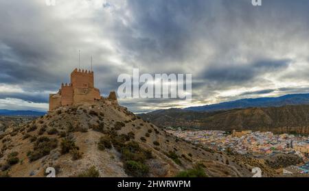 Tabernas, Espagne - 4 mars 2022 : vue sur le château mauresque et le village de Tabernas dans le désert d'Andalousie Banque D'Images