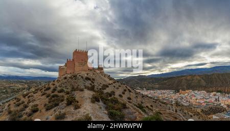 Tabernas, Espagne - 4 mars 2022 : vue sur le château mauresque et le village de Tabernas dans le désert d'Andalousie Banque D'Images