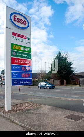 Les prix de l'essence et du diesel continuent d'augmenter à mesure que le coût du pétrole s'élève. Station essence ESSO sur la route d'Aylestone à Leicester. Banque D'Images