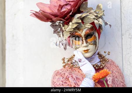 Femme dans un magnifique costume vénitien traditionnel et masque posant au carnaval de Venise. St. Mark's Square, Venise Banque D'Images