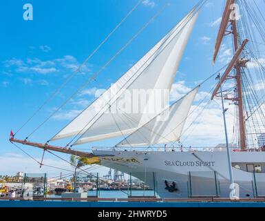 Las Palmas, Grande Canarie, Îles Canaries, Espagne, 7th mars 2022. Bateau de croisière de luxe à trois mâts, Sea Cloud Spirit, contrôle des voiles à Las Palmas sur Gran Canaria. Crédit : Alan Dawson/Alay Live News. Banque D'Images