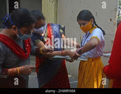 Kolkata, Inde. 07th mars 2022. Le Conseil de l'enseignement secondaire du Bengale occidental (WBBSE) commence aujourd'hui après un écart de 2 ans en raison de la situation pandémique Covid. Enfin, chaque étudiant est très heureux d'assister à des examens hors ligne.selon WBBSE, plus de 11 étudiants lakh vont passer l'examen Madhyamik cette année qui se tiendra dans 4 194 centres d'examen à travers l'État. (Photo de Rahul Sadhukhan/Pacific Press) Credit: Pacific Press Media production Corp./Alay Live News Banque D'Images