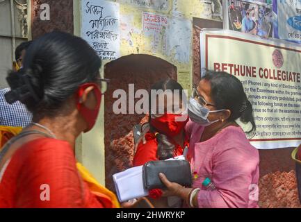 Kolkata, Inde. 07th mars 2022. Le Conseil de l'enseignement secondaire du Bengale occidental (WBBSE) commence aujourd'hui après un écart de 2 ans en raison de la situation pandémique Covid. Enfin, chaque étudiant est très heureux d'assister à des examens hors ligne.selon WBBSE, plus de 11 étudiants lakh vont passer l'examen Madhyamik cette année qui se tiendra dans 4 194 centres d'examen à travers l'État. (Photo de Rahul Sadhukhan/Pacific Press) Credit: Pacific Press Media production Corp./Alay Live News Banque D'Images