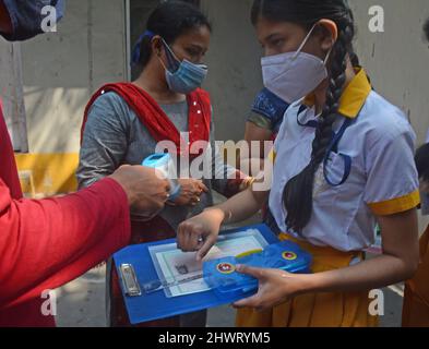 Kolkata, Inde. 07th mars 2022. Le Conseil de l'enseignement secondaire du Bengale occidental (WBBSE) commence aujourd'hui après un écart de 2 ans en raison de la situation pandémique Covid. Enfin, chaque étudiant est très heureux d'assister à des examens hors ligne.selon WBBSE, plus de 11 étudiants lakh vont passer l'examen Madhyamik cette année qui se tiendra dans 4 194 centres d'examen à travers l'État. (Photo de Rahul Sadhukhan/Pacific Press) Credit: Pacific Press Media production Corp./Alay Live News Banque D'Images