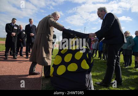 Le Prince de Galles, également connu sous le nom de duc de Cornwall (à gauche) dévoile la plaque du Jubilé de platine de la Reine pour la canopée verte 2022 lors d'une visite au bois du centenaire de la Légion royale britannique récemment planté à Cornwall, Rencontrer les anciens combattants et les enfants des écoles locales et dévoiler une plaque qui dédie la forêt à la Reine's Green Canopy. Date de la photo: Lundi 7 mars 2022. Banque D'Images