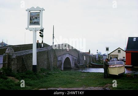 Le pont médiéval au-dessus de la rivière Thurne à Potter Heigham, Norfolk Broads, Angleterre 1964 Banque D'Images