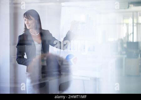 Shes un expert en stratégie d'entreprise. Vue d'une femme d'affaires qui donne une présentation. Banque D'Images