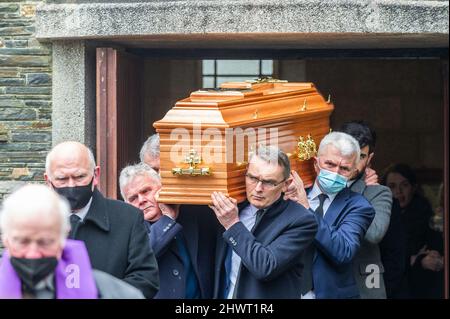 Drimoleague, West Cork, Irlande. 7th mars 2022. Les funérailles ont eu lieu aujourd'hui de l'agriculteur Joe McCarthy qui est mort jeudi dernier quand il est tombé dans une fosse à lisier de sa ferme. Les funérailles ont eu lieu cet après-midi à l'église de la Toussaint, Drimoleague. L'Association des agriculteurs irlandais et le Club GAA de Clann na nGael ont formé une garde d'honneur alors que le cercueil était épaulé pour l'enterrement. Crédit : AG News/Alay Live News Banque D'Images