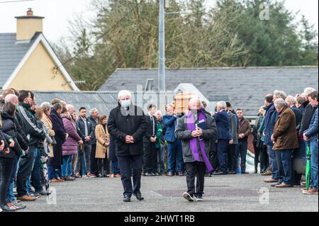 Drimoleague, West Cork, Irlande. 7th mars 2022. Les funérailles ont eu lieu aujourd'hui de l'agriculteur Joe McCarthy qui est mort jeudi dernier quand il est tombé dans une fosse à lisier de sa ferme. Les funérailles ont eu lieu cet après-midi à l'église de la Toussaint, Drimoleague. L'Association des agriculteurs irlandais et le Club GAA de Clann na nGael ont formé une garde d'honneur alors que le cercueil était épaulé pour l'enterrement. Crédit : AG News/Alay Live News Banque D'Images