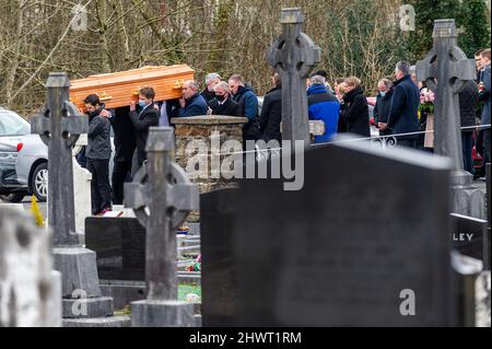 Drimoleague, West Cork, Irlande. 7th mars 2022. Les funérailles ont eu lieu aujourd'hui de l'agriculteur Joe McCarthy qui est mort jeudi dernier quand il est tombé dans une fosse à lisier de sa ferme. Les funérailles ont eu lieu cet après-midi à l'église de la Toussaint, Drimoleague. L'Association des agriculteurs irlandais et le Club GAA de Clann na nGael ont formé une garde d'honneur alors que le cercueil était épaulé pour l'enterrement. Crédit : AG News/Alay Live News Banque D'Images