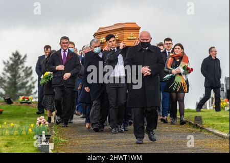 Drimoleague, West Cork, Irlande. 7th mars 2022. Les funérailles ont eu lieu aujourd'hui de l'agriculteur Joe McCarthy qui est mort jeudi dernier quand il est tombé dans une fosse à lisier de sa ferme. Les funérailles ont eu lieu cet après-midi à l'église de la Toussaint, Drimoleague. L'Association des agriculteurs irlandais et le Club GAA de Clann na nGael ont formé une garde d'honneur alors que le cercueil était épaulé pour l'enterrement. Crédit : AG News/Alay Live News Banque D'Images