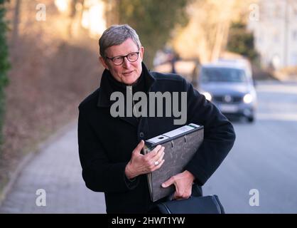 Bad Staffelstein, Allemagne. 07th mars 2022. Le cardinal Rainer Maria Woelki de Cologne vient à l'assemblée plénière de printemps de la Conférence des évêques d'Allemagne. L'assemblée plénière de printemps de la Conférence des évêques d'Allemagne aura lieu du lundi 7 mars au jeudi sur le site de pèlerinage franconien supérieur de Vierzehnheiligen, près de Bad Staffelstein. Credit: Nicolas Armer/dpa/Alay Live News Banque D'Images