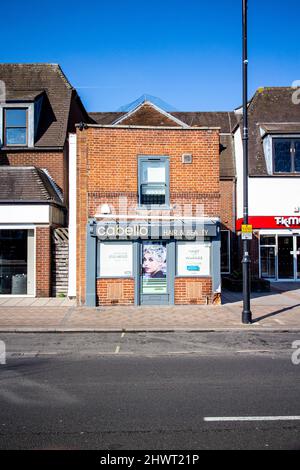 Epsom Surrey Royaume-Uni, mars 07 2022, Cabello salon de coiffure et de beauté pour femmes Shop ou magasin avant sans personne Banque D'Images