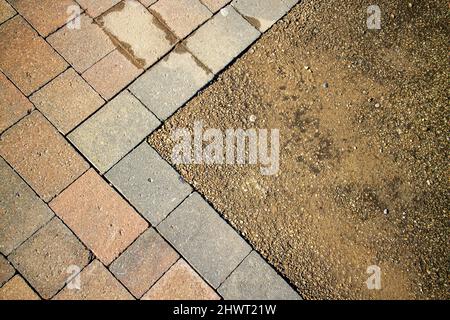 Epsom Surrey Royaume-Uni, mars 07 2022, Block Paving trottoir avec Gravel gros plan regarder vers le bas sans personne Banque D'Images