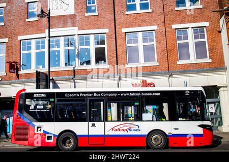 Epsom Surrey, Royaume-Uni, mars 07 2022, véhicule de service d'autobus Falcon à un étage Epsom High Street Banque D'Images