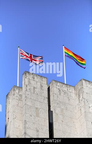 Le drapeau gay (lgbt ou lgbtq+) flotte à côté du drapeau du syndicat au sommet du ministère du travail et de la retraite du gouvernement britannique, à Londres, Banque D'Images