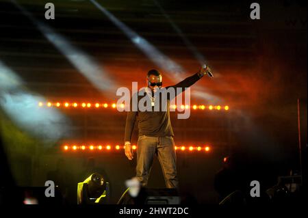 Tunisie. 06th mars 2022. Le chanteur de renommée mondiale Maître GIMS en concert à la salle Omnisport de Radés, le samedi 5 mars 2022. Ce grand spectacle est organisé par le bureau exécutif de l'Union des agents de sécurité et des cadres du Chef de l'Etat et des personnalités officielles. (Photo de Mahjoub Yassine/Sipa USA) crédit: SIPA USA/Alay Live News Banque D'Images