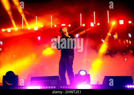 Tunisie. 06th mars 2022. Le chanteur de renommée mondiale Maître GIMS en concert à la salle Omnisport de Radés, le samedi 5 mars 2022. Ce grand spectacle est organisé par le bureau exécutif de l'Union des agents de sécurité et des cadres du Chef de l'Etat et des personnalités officielles. (Photo de Mahjoub Yassine/Sipa USA) crédit: SIPA USA/Alay Live News Banque D'Images