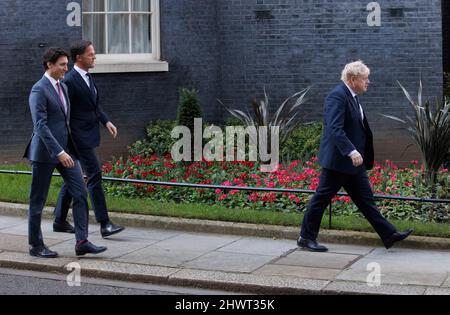 Londres, Royaume-Uni. 7th mars 2022. Le premier ministre du Canada, Pierre Trudeau (à gauche), et le premier ministre des pays-Bas, Mark Rutte, suivent à titre de premier ministre britannique, Boris Johnson, qui mène à la conférence de presse. Ils discuteront de la guerre en Ukraine. Crédit : Mark Thomas/Alay Live News Banque D'Images