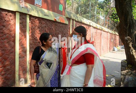 Kolkata, Bengale occidental, Inde. 7th mars 2022. Le Conseil de l'enseignement secondaire du Bengale occidental (WBBSE) commence aujourd'hui après un écart de 2 ans en raison de la situation pandémique Covid. Enfin, chaque étudiant est très heureux d'assister à des examens hors ligne.selon WBBSE, plus de 11 étudiants lakh vont passer l'examen Madhyamik cette année qui se tiendra dans 4 194 centres d'examen à travers l'État. (Credit image: © Rahul Sadhukhan/Pacific Press via ZUMA Press Wire) Banque D'Images