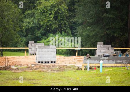Le début d'une nouvelle maison de construction en cours de construction avec la fondation étant marquée et des blocs de cinder ajoutés Banque D'Images