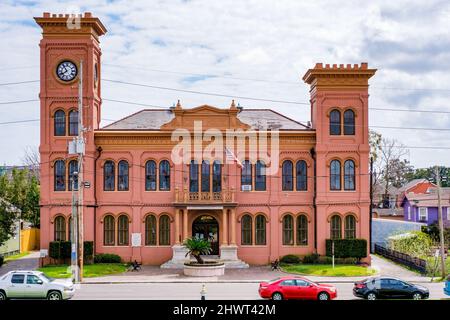 LA NOUVELLE-ORLÉANS, LA, Etats-Unis - 5 MARS 2022 : vue complète du palais de justice historique d'Alger sur la rive ouest de la Nouvelle-Orléans Banque D'Images