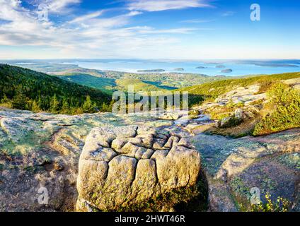 Belle vue sur Bar Harbor et les îles voisines de Cadillac Mountain dans le parc national Acadia Banque D'Images