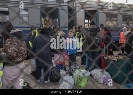 Medyka, Pologne. 03rd mars 2022. Les Ukrainiens qui fuient les combats arrivent en Pologne en nombre record. Les gens arrivent dans des villes comme Medyka, Korczowa et Przemysl, la première grande ville à l'ouest de Medyka, le point de passage le plus achalandé le long de la frontière polonaise-ukrainienne de 300 kilomètres. Les Polonais accueillent les Ukrainiens dans leurs appartements, les conduisent vers des endroits ou leur donnent de l'argent pour couvrir les besoins de base. Des volontaires à travers l'Europe ont rassemblé des fournitures pour les réfugiés ukrainiens. (Photo de Jakub Podkowiak/PRESSCOV/Sipa USA) crédit: SIPA USA/Alay Live News Banque D'Images