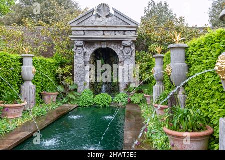 Les fontaines élégantes et l'eau sont connues sous le nom de fontaine Arun dans le jardin d'Earl Colllector, Arundel Castle Gardens, West Sussex, Angleterre, Royaume-Uni Banque D'Images