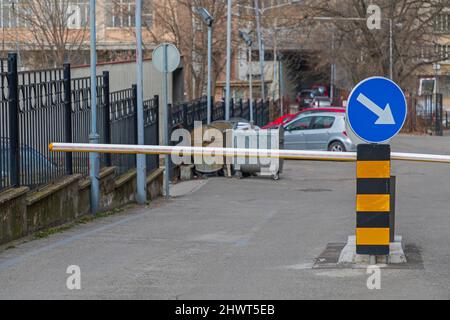 Flèche de barrière de la rampe de stationnement et flèche de direction Banque D'Images