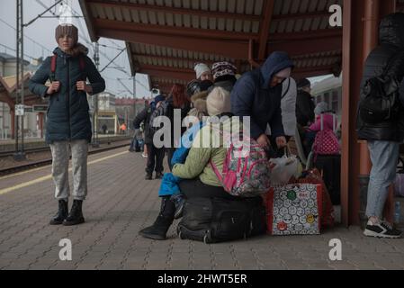 Medyka, Pologne. 03rd mars 2022. Les Ukrainiens qui fuient les combats arrivent en Pologne en nombre record. Les gens arrivent dans des villes comme Medyka, Korczowa et Przemysl, la première grande ville à l'ouest de Medyka, le point de passage le plus achalandé le long de la frontière polonaise-ukrainienne de 300 kilomètres. Les Polonais accueillent les Ukrainiens dans leurs appartements, les conduisent vers des endroits ou leur donnent de l'argent pour couvrir les besoins de base. Des volontaires à travers l'Europe ont rassemblé des fournitures pour les réfugiés ukrainiens. (Photo de Jakub Podkowiak/PRESSCOV/Sipa USA) crédit: SIPA USA/Alay Live News Banque D'Images