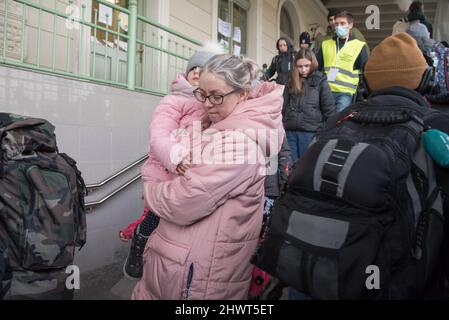 Medyka, Pologne. 03rd mars 2022. Les Ukrainiens qui fuient les combats arrivent en Pologne en nombre record. Les gens arrivent dans des villes comme Medyka, Korczowa et Przemysl, la première grande ville à l'ouest de Medyka, le point de passage le plus achalandé le long de la frontière polonaise-ukrainienne de 300 kilomètres. Les Polonais accueillent les Ukrainiens dans leurs appartements, les conduisent vers des endroits ou leur donnent de l'argent pour couvrir les besoins de base. Des volontaires à travers l'Europe ont rassemblé des fournitures pour les réfugiés ukrainiens. (Photo de Jakub Podkowiak/PRESSCOV/Sipa USA) crédit: SIPA USA/Alay Live News Banque D'Images