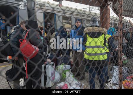 Medyka, Pologne. 03rd mars 2022. Les Ukrainiens qui fuient les combats arrivent en Pologne en nombre record. Les gens arrivent dans des villes comme Medyka, Korczowa et Przemysl, la première grande ville à l'ouest de Medyka, le point de passage le plus achalandé le long de la frontière polonaise-ukrainienne de 300 kilomètres. Les Polonais accueillent les Ukrainiens dans leurs appartements, les conduisent vers des endroits ou leur donnent de l'argent pour couvrir les besoins de base. Des volontaires à travers l'Europe ont rassemblé des fournitures pour les réfugiés ukrainiens. (Photo de Jakub Podkowiak/PRESSCOV/Sipa USA) crédit: SIPA USA/Alay Live News Banque D'Images