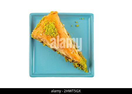 Tranche de carotte isolée baklava. Le meilleur baklava turc havuc dilimi. Baklava avec pistache sur fond blanc. Banque D'Images