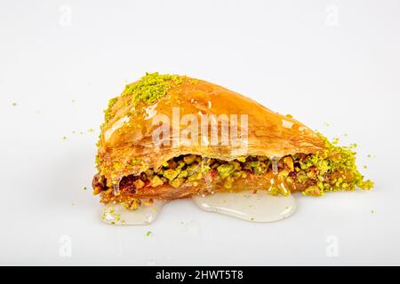 Tranche de carotte isolée baklava. Le meilleur baklava turc havuc dilimi. Baklava avec pistache sur fond blanc. Banque D'Images