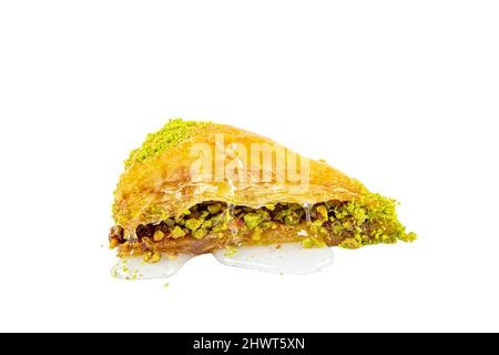 Tranche de carotte isolée baklava. Le meilleur baklava turc havuc dilimi. Baklava avec pistache sur fond blanc. Banque D'Images