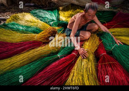 Vieil homme vietnamien artisan séchage traditionnel vietnam tapis dans l'ancien village traditionnel à dinh yen, dong thap, vietnam, tradition artiste concept, Banque D'Images