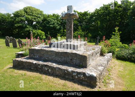 Cimetière d'église avec grande croix montée en premier plan, Bosherston, Pembrokeshire, pays de Galles Banque D'Images