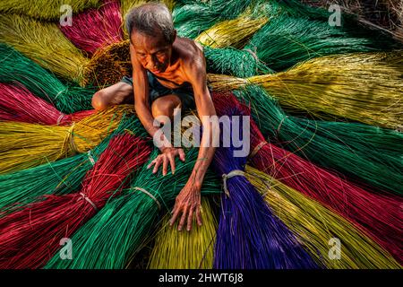 Vieil homme vietnamien artisan séchage traditionnel vietnam tapis dans l'ancien village traditionnel à dinh yen, dong thap, vietnam, tradition artiste concept, Banque D'Images