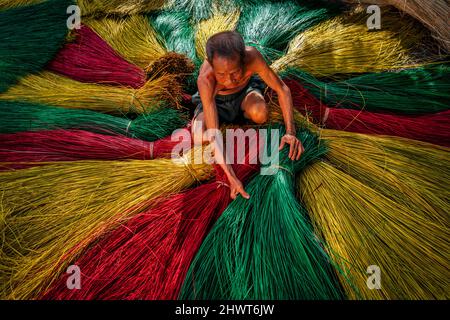 Vieil homme vietnamien artisan séchage traditionnel vietnam tapis dans l'ancien village traditionnel à dinh yen, dong thap, vietnam, tradition artiste concept, Banque D'Images