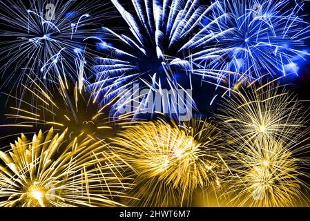 Feu d'artifice bleu et jaune, couleurs du drapeau ukrainien, concept de célébration de l'Ukraine Banque D'Images