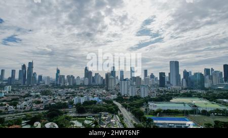 Vue aérienne de la circulation tranquille sur la rue Sudirman avec gratte-ciel pendant le week-end dans la ville de Jakarta. Jakarta, Indonésie, 8 mars 2022 Banque D'Images