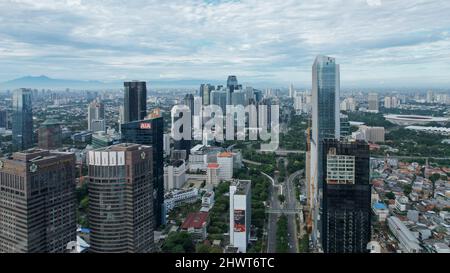 Vue aérienne de la circulation tranquille sur la rue Sudirman avec gratte-ciel pendant le week-end dans la ville de Jakarta. Jakarta, Indonésie, 8 mars 2022 Banque D'Images