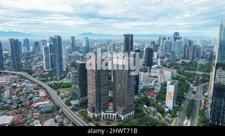Vue aérienne de la circulation tranquille sur la rue Sudirman avec gratte-ciel pendant le week-end dans la ville de Jakarta. Jakarta, Indonésie, 8 mars 2022 Banque D'Images